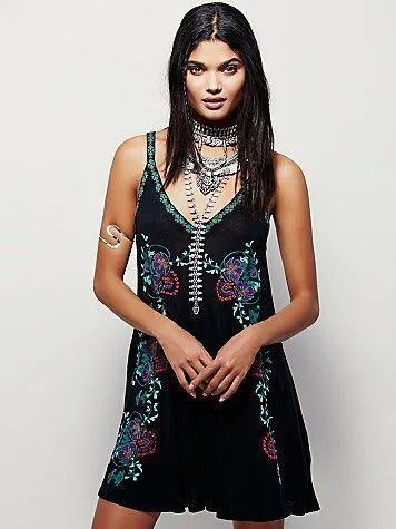 Bohemia style V-Neck Retro embroidery in the long section of the dress 2 color